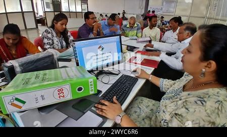 Thane, India. 5 aprile 2024. THANE, INDIA - 4 APRILE: Il funzionario elettorale fa il lavoro per le prossime elezioni di Lok Sabha a Niyojan Bhawan nell'ufficio di Thane Collector il 4 aprile 2024 a Thane, India. (Foto di Praful Gangurde/Hindustan Times/Sipa USA) credito: SIPA USA/Alamy Live News Foto Stock