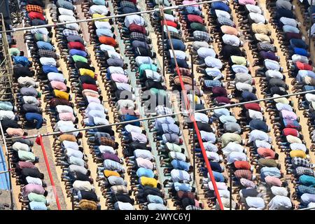 MUMBAI, INDIA - 5 APRILE: I devoti musulmani offrono Alvida Jumma al Sunni Bilal Masjid a Bombay Central il 5 aprile 2024 a Mumbai, India. Si riferisce all'ultimo venerdì del mese sacro islamico del Ramadan. In questo giorno, i musulmani si impegnano in preghiere e supplica extra, cercando perdono e benedizioni mentre il Ramadan giunge alla fine E' un giorno significativo per i musulmani, e di solito offrono preghiere congregazionali, compresa la preghiera Jumu'ah, proprio come negli altri venerdì dell'anno. (Foto di Anshuman Poyrekar/Hindustan Times/Sipa USA) Foto Stock