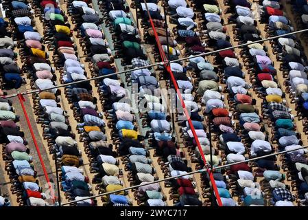 MUMBAI, INDIA - 5 APRILE: I devoti musulmani offrono Alvida Jumma al Sunni Bilal Masjid a Bombay Central il 5 aprile 2024 a Mumbai, India. Si riferisce all'ultimo venerdì del mese sacro islamico del Ramadan. In questo giorno, i musulmani si impegnano in preghiere e supplica extra, cercando perdono e benedizioni mentre il Ramadan giunge alla fine E' un giorno significativo per i musulmani, e di solito offrono preghiere congregazionali, compresa la preghiera Jumu'ah, proprio come negli altri venerdì dell'anno. (Foto di Anshuman Poyrekar/Hindustan Times/Sipa USA) Foto Stock