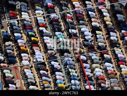 MUMBAI, INDIA - 5 APRILE: I devoti musulmani offrono Alvida Jumma al Sunni Bilal Masjid a Bombay Central il 5 aprile 2024 a Mumbai, India. Si riferisce all'ultimo venerdì del mese sacro islamico del Ramadan. In questo giorno, i musulmani si impegnano in preghiere e supplica extra, cercando perdono e benedizioni mentre il Ramadan giunge alla fine E' un giorno significativo per i musulmani, e di solito offrono preghiere congregazionali, compresa la preghiera Jumu'ah, proprio come negli altri venerdì dell'anno. (Foto di Anshuman Poyrekar/Hindustan Times/Sipa USA) Foto Stock