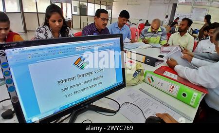 Thane, India. 5 aprile 2024. THANE, INDIA - 4 APRILE: Il funzionario elettorale fa il lavoro per le prossime elezioni di Lok Sabha a Niyojan Bhawan nell'ufficio di Thane Collector il 4 aprile 2024 a Thane, India. (Foto di Praful Gangurde/Hindustan Times/Sipa USA) credito: SIPA USA/Alamy Live News Foto Stock