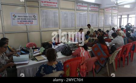 Thane, India. 5 aprile 2024. THANE, INDIA - 4 APRILE: Il funzionario elettorale fa il lavoro per le prossime elezioni di Lok Sabha a Niyojan Bhawan nell'ufficio di Thane Collector il 4 aprile 2024 a Thane, India. (Foto di Praful Gangurde/Hindustan Times/Sipa USA) credito: SIPA USA/Alamy Live News Foto Stock