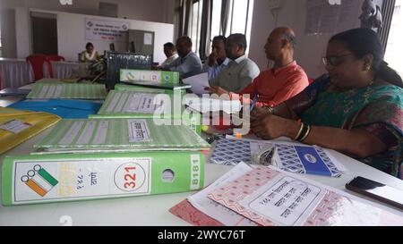 Thane, India. 5 aprile 2024. THANE, INDIA - 4 APRILE: Il funzionario elettorale fa il lavoro per le prossime elezioni di Lok Sabha a Niyojan Bhawan nell'ufficio di Thane Collector il 4 aprile 2024 a Thane, India. (Foto di Praful Gangurde/Hindustan Times/Sipa USA) credito: SIPA USA/Alamy Live News Foto Stock