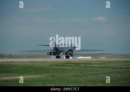 B1-B Lancer decolla, da dietro Foto Stock