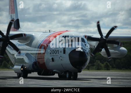 USCG C-130 Hercules taxiing Foto Stock