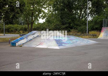 Skate Park con diverse halfpipe in estate Foto Stock