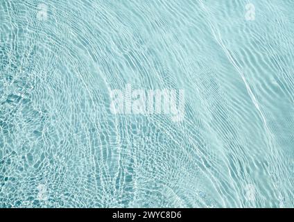 Acqua blu trasparente con macchie di sole Foto Stock