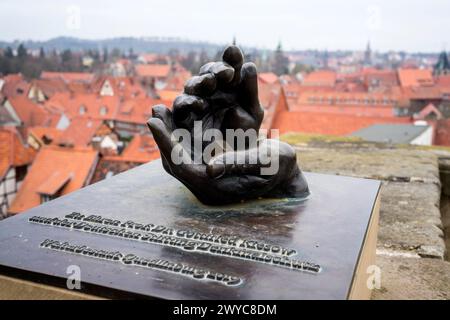 Paesaggio urbano di Quedlinburg, con scultura in ricordo del Dr. Gottfried Kiesow in primo piano (Sassonia-Anhalt/Germania) Foto Stock