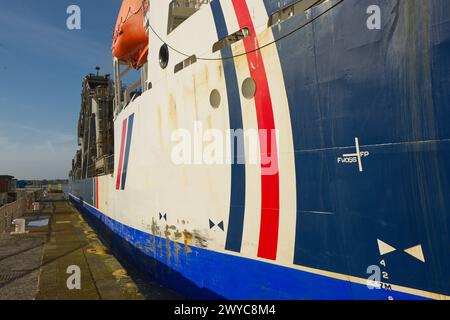 Grande draga e nave portaerei nella chiusa di Shoreham Harbour e Port, West Sussex, Inghilterra Foto Stock