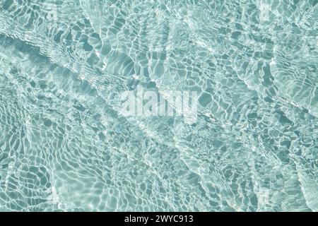 Acqua blu trasparente con macchie di sole Foto Stock