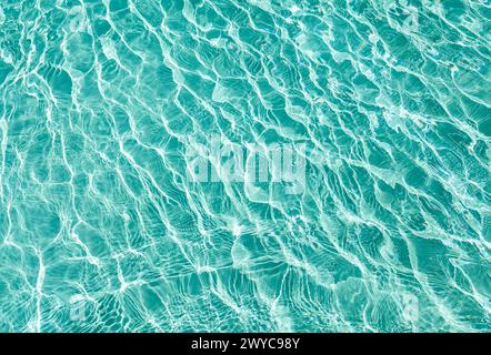 Acqua blu trasparente con macchie di sole Foto Stock