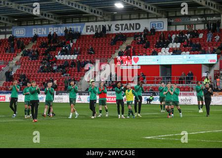 Rotherham, Regno Unito. 5 aprile 2024. I giocatori del Plymouth applaudono i loro tifosi davanti al Rotherham United FC contro Plymouth Argyle FC all'Aesseal New York Stadium, Rotherham, Inghilterra, Regno Unito il 5 aprile 2024 Credit: Every Second Media/Alamy Live News Foto Stock