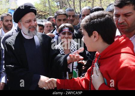 Teheran, Iran. 5 aprile 2024. Il presidente iraniano Ebrahim Raisi (L) partecipa a una manifestazione in occasione del giorno di al-Quds. Credito: -/Presidenza iraniana/dpa - ATTENZIONE: Solo per uso editoriale e solo se il credito di cui sopra è citato in pieno/dpa/Alamy Live News Foto Stock