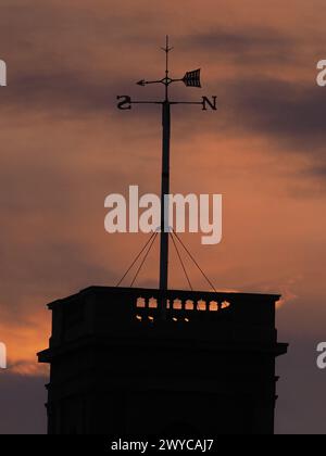 Sheerness, Kent, Regno Unito. 5 aprile 2024. Meteo nel Regno Unito: Tramonto a Sheerness, Kent. Sheerness Dockyard Church, torre dell'orologio e paletta meteorologica. Crediti: James Bell/Alamy Live News Foto Stock