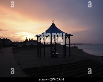 Sheerness, Kent, Regno Unito. 5 aprile 2024. Meteo nel Regno Unito: Tramonto a Sheerness, Kent. Crediti: James Bell/Alamy Live News Foto Stock