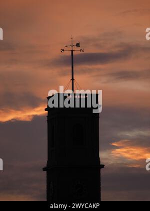 Sheerness, Kent, Regno Unito. 5 aprile 2024. Meteo nel Regno Unito: Tramonto a Sheerness, Kent. Sheerness Dockyard Church, torre dell'orologio e paletta meteorologica. Crediti: James Bell/Alamy Live News Foto Stock