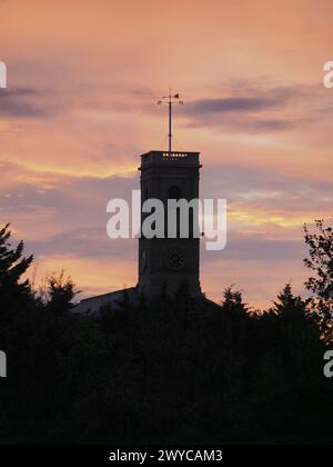 Sheerness, Kent, Regno Unito. 5 aprile 2024. Meteo nel Regno Unito: Tramonto a Sheerness, Kent. Sheerness Dockyard Church, torre dell'orologio e paletta meteorologica. Crediti: James Bell/Alamy Live News Foto Stock