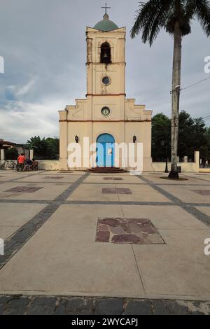 152 la chiesa color crema Iglesia del Sagrado Corazon-Sacro cuore dal 1883 d.C., Plaza Central Square, dove la gente del posto chiacchiera dopo il lavoro. Viñales-Cuba. Foto Stock