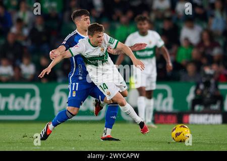 ELCHE, SPAGNA - 5 APRILE: Santiago Colombatto centrocampo difensivo del Real Oviedo compete per il pallone con Aleix Febas centrocampo centrale dell'Elche CF durante il LaLiga Hypermotion match tra Elche CF e Real Oviedo allo stadio Manuel Martinez Valero, il 5 aprile 2024 a Elche, Spagna. (Foto di Francisco Macia/Photo Players Images) Foto Stock