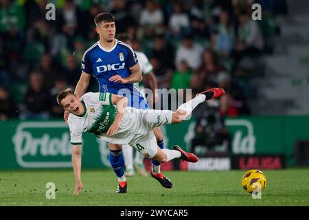 ELCHE, SPAGNA - 5 APRILE: Santiago Colombatto centrocampo difensivo del Real Oviedo compete per il pallone con Aleix Febas centrocampo centrale dell'Elche CF durante il LaLiga Hypermotion match tra Elche CF e Real Oviedo allo stadio Manuel Martinez Valero, il 5 aprile 2024 a Elche, Spagna. (Foto di Francisco Macia/Photo Players Images) Foto Stock