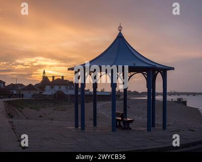 Sheerness, Kent, Regno Unito. 5 aprile 2024. Meteo nel Regno Unito: Tramonto a Sheerness, Kent. Crediti: James Bell/Alamy Live News Foto Stock
