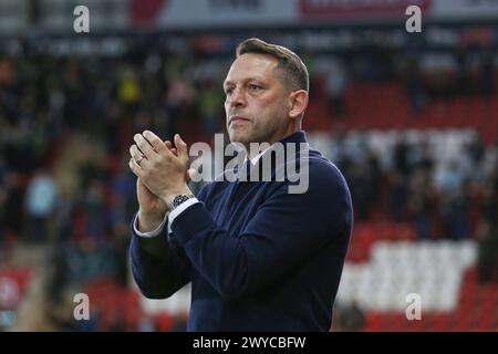 Rotherham, Regno Unito. 5 aprile 2024. Il manager del Rotherham United Leam Richardson applaude i tifosi al Rotherham United FC contro Plymouth Argyle FC all'Aesseal New York Stadium, Rotherham, Inghilterra, Regno Unito il 5 aprile 2024 Credit: Every Second Media/Alamy Live News Foto Stock