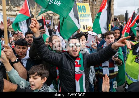 Londra, Regno Unito. 5 aprile 2024. I manifestanti pro-palestinesi si riuniscono fuori dal Ministero degli interni per la marcia annuale del giorno di al Quds a sostegno della Palestina. Crediti: Andrea Domeniconi/Alamy Live News Foto Stock