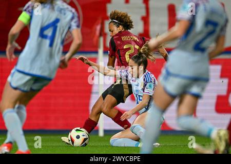 Lovanio, Belgio. 5 aprile 2024. Il belga Kassandra Ndoutou Eboa Missipo e la spagnola Olga Carmona combattono per il pallone durante una partita di calcio tra la nazionale belga femminile, i Red Flames e la Spagna, venerdì 05 aprile 2024 a Heverlee, Lovanio, partita 1/6 delle qualifiche dei Campionati europei 2025. BELGA PHOTO DAVID CATRY credito: Belga News Agency/Alamy Live News Foto Stock