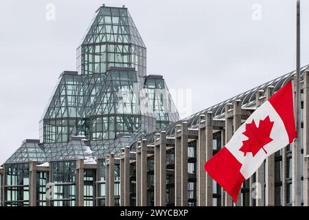 Ottawa, Canada - 23 gennaio 2023: Galleria Nazionale del Canada con bandiera canadese Foto Stock