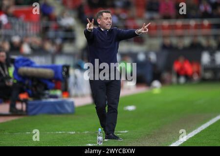 Rotherham, Regno Unito. 5 aprile 2024. Gesti del Rotherham United Manager Leam Richardson durante il Rotherham United FC contro Plymouth Argyle FC presso l'Aesseal New York Stadium, Rotherham, Inghilterra, Regno Unito il 5 aprile 2024 Credit: Every Second Media/Alamy Live News Foto Stock