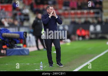 Rotherham, Regno Unito. 5 aprile 2024. Il manager del Rotherham United Leam Richardson reagisce alle urla durante la partita tra Rotherham United FC e Plymouth Argyle FC all'Aesseal New York Stadium, Rotherham, Inghilterra, Regno Unito il 5 aprile 2024 Credit: Every Second Media/Alamy Live News Foto Stock