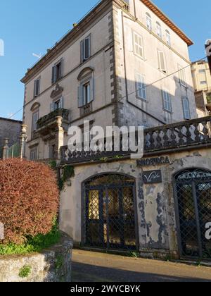 Grande albergo elegante con persiane e un'Enoteca (Enoteca locale) a Montefiascone, regione Lazio, Italia. Aprile 2024 Foto Stock