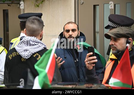 Parliament Square, Londra, Regno Unito. 5 aprile 2024. La polizia ha fermato un sospetto di auto palestinese che aveva fuochi d'artificio in esso durante l'Annual Qads Day 2024 a Londra, Regno Unito. Credito: Vedi li/Picture Capital/Alamy Live News Foto Stock