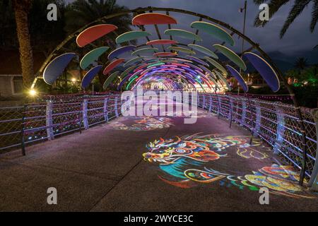 Arco illuminato a colori con proiezioni di 2024 anni e caratteri cinesi di notte Foto Stock