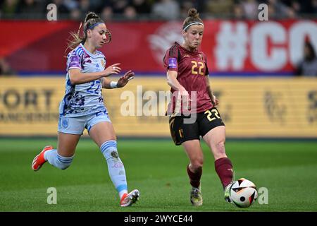 Lovanio, Belgio. 5 aprile 2024. L'Athenea del Castillo spagnola e la belga Laura Deloose sono state fotografate in azione durante una partita di calcio tra la nazionale belga femminile, i Red Flames e la Spagna, venerdì 5 aprile 2024 a Heverlee, Lovanio, partita 1/6 delle qualifiche dei Campionati europei 2025. BELGA PHOTO DAVID CATRY credito: Belga News Agency/Alamy Live News Foto Stock