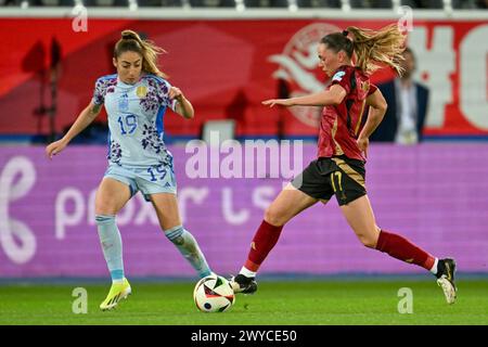 Lovanio, Belgio. 5 aprile 2024. La spagnola Olga Carmona e la belga Jill Janssens sono state ritratte in azione durante una partita di calcio tra la nazionale belga femminile, le fiamme rosse e la Spagna, venerdì 5 aprile 2024 a Heverlee, Lovanio, partita 1/6 delle qualifiche dei Campionati europei 2025. BELGA PHOTO DAVID CATRY credito: Belga News Agency/Alamy Live News Foto Stock