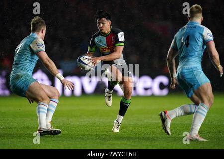 Marcus Smith (centro) di Harlequins in azione durante la partita della Investec Champions Cup Round of 16 a Twickenham Stoop, Londra. Data foto: Venerdì 5 aprile 2024. Foto Stock