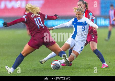 Oslo, Norvegia 05 aprile 2024 Emma Koivisto della Finlandia e Liverpool manovra il pallone durante il turno di qualificazione europea femminile UEFA gruppo A partita tra Norvegia donne e Finlandia donne all'Ullevaal Stadion di Oslo, Norvegia crediti: Nigel Waldron/Alamy Live News Foto Stock