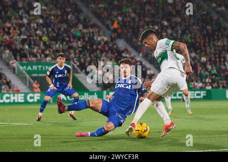 ELCHE, SPAGNA - 5 APRILE: Jaime Seoane centrocampo centrale del Real Oviedo compete per il pallone con Nico Castro che attacca il centrocampo dell'Elche CF durante il LaLiga Hypermotion match tra Elche CF e Real Oviedo allo stadio Manuel Martinez Valero, il 5 aprile 2024 a Elche, Spagna. (Foto di Francisco Macia/Photo Players Images) Foto Stock