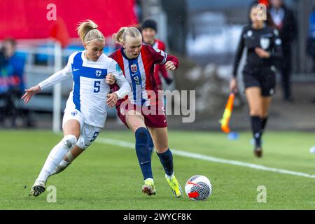 Oslo, Norvegia 05 aprile 2024 Guro Bergsvand di Norvegia e Brighton & Hove Albion si battono con Emma Koivisto di Finlandia e Liverpool durante il turno di qualificazione europeo femminile UEFA gruppo A match tra Norvegia donne e Finlandia donne all'Ullevaal Stadion di Oslo, Norvegia crediti: Nigel Waldron/Alamy Live News Foto Stock