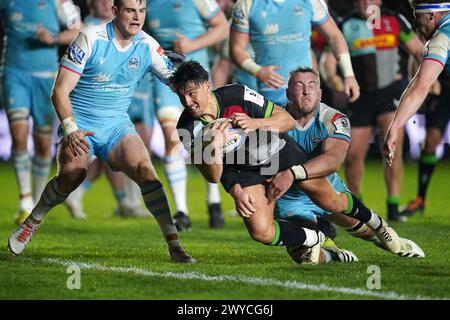 Marcus Smith (centro) degli Harlequins segna la seconda meta della squadra durante la partita della Investec Champions Cup Round of 16 a Twickenham Stoop, Londra. Data foto: Venerdì 5 aprile 2024. Foto Stock