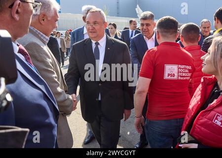 Bucarest, Romania. 5 aprile 2024: Nicolae Ciuca (L), presidente del Partito Nazionale Liberale (PNL), e Marcel Ciolacu (R), presidente del Partito Socialdemocratico (PSD), arrivano all'Ufficio elettorale centrale per presentare il Partito Socialdemocratico (PSD) - Partito Nazionale Liberale (PNL) Alleanza lista dei candidati alle elezioni del Parlamento europeo. Crediti: Lucian Alecu/Alamy Live News Foto Stock