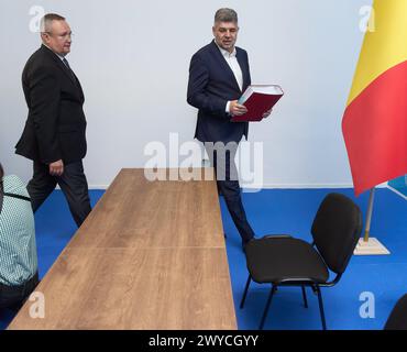 Bucarest, Romania. 5 aprile 2024: Nicolae Ciuca (L), presidente del Partito Nazionale Liberale (PNL), e Marcel Ciolacu (R), presidente del Partito Socialdemocratico (PSD), presentano l'elenco dei candidati dell'Alleanza Partito Socialdemocratico (PSD) - Partito Nazionale Liberale (PNL) all'Ufficio elettorale centrale. Crediti: Lucian Alecu/Alamy Live News Foto Stock