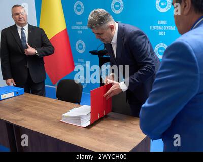 Bucarest, Romania. 5 aprile 2024: Nicolae Ciuca (L), presidente del Partito Nazionale Liberale (PNL), e Marcel Ciolacu (R), presidente del Partito Socialdemocratico (PSD), presentano l'elenco dei candidati dell'Alleanza Partito Socialdemocratico (PSD) - Partito Nazionale Liberale (PNL) all'Ufficio elettorale centrale. Crediti: Lucian Alecu/Alamy Live News Foto Stock