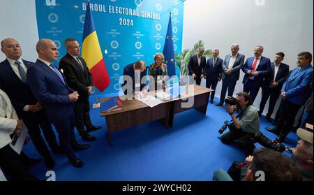 Bucarest, Romania. 5 aprile 2024: Funzionari dell'Ufficio elettorale centrale (BEC), Vasile Bicu (C-L) e Mihaela Tunaru (C-R), controllano le liste dei candidati alle elezioni del Parlamento europeo presentate dall'Alleanza Partito Socialdemocratico (PSD) - Partito Nazionale Liberale (PNL). Crediti: Lucian Alecu/Alamy Live News Foto Stock