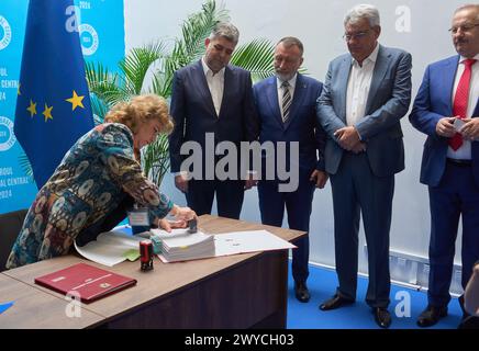 Bucarest, Romania. 5 aprile 2024: Mihaela Tunaru (L), funzionario dell'Ufficio elettorale centrale (BEC), controlla le liste dei candidati alle elezioni del Parlamento europeo presentate dall'Alleanza Partito Socialdemocratico (PSD) - Partito Nazionale Liberale (PNL). Crediti: Lucian Alecu/Alamy Live News Foto Stock