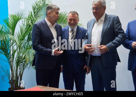 Bucarest, Romania. 5 aprile 2024: (L-R) Marcel Ciolacu, presidente del Partito Socialdemocratico (PSD), Paul Stanescu, Segretario generale del PSD e Mihai Tudose, deputato del PSD, presentano l'elenco dei candidati dell'Alleanza Partito Socialdemocratico (PSD) - Partito Nazionale Liberale (PNL) per le elezioni del Parlamento europeo, all'Ufficio elettorale centrale. Crediti: Lucian Alecu/Alamy Live News Foto Stock