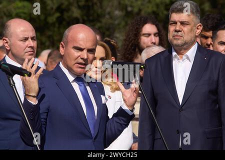 Bucarest, Romania. 5 aprile 2024: Rares Bogdan, deputato del PNL, tiene il suo discorso durante una conferenza stampa tenutasi dopo la presentazione della lista dei candidati del Partito socialdemocratico (PSD) - Alleanza Nazionale Liberale (PNL) per le elezioni del Parlamento europeo, presso l'Ufficio elettorale centrale. Crediti: Lucian Alecu/Alamy Live News Foto Stock