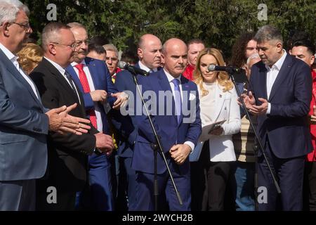 Bucarest, Romania. 5 aprile 2024: Partito socialdemocratico (PSD) - Partito Nazionale Liberale (PNL) i leader dell'Alleanza tengono una conferenza stampa dopo la presentazione dell'elenco dei candidati alle elezioni del Parlamento europeo, presso l'Ufficio elettorale centrale. Crediti: Lucian Alecu/Alamy Live News Foto Stock