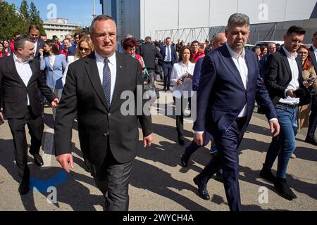 Bucarest, Romania. 5 aprile 2024: Nicolae Ciuca (L), presidente del Partito Nazionale Liberale (PNL), e Marcel Ciolacu (R), presidente del Partito Socialdemocratico (PSD) lasciano l'Ufficio elettorale centrale dopo la presentazione del Partito Socialdemocratico (PSD) - Alleanza Nazionale Liberale (PNL) lista dei candidati alle elezioni del Parlamento europeo. Crediti: Lucian Alecu/Alamy Live News Foto Stock